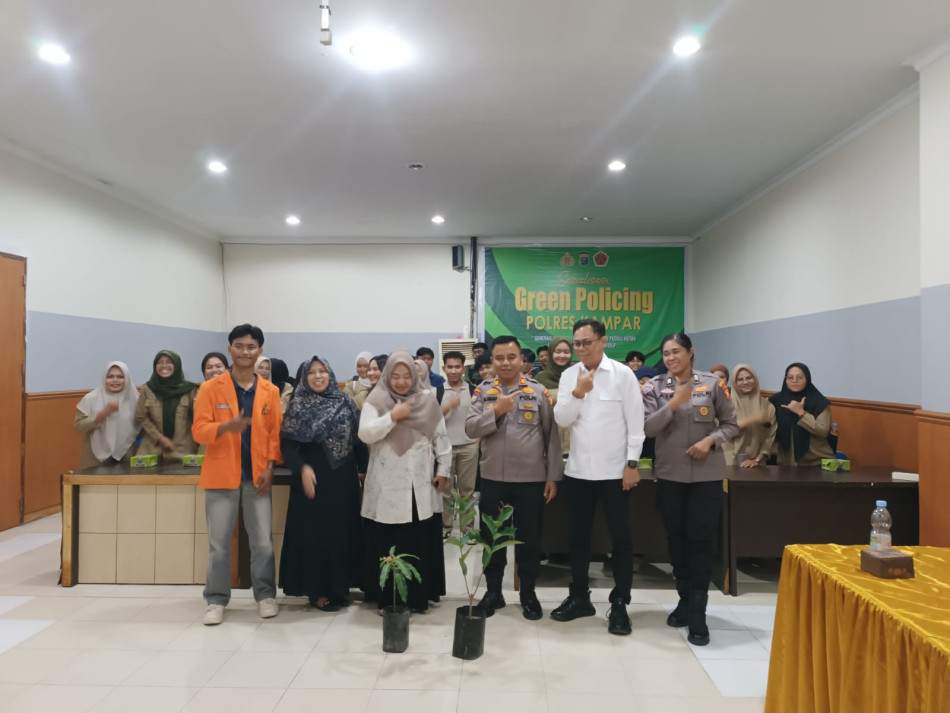 Polres Kampar Gelar Sosialisasi Green Policing dan Penanaman Pohon di Politeknik Kampar
