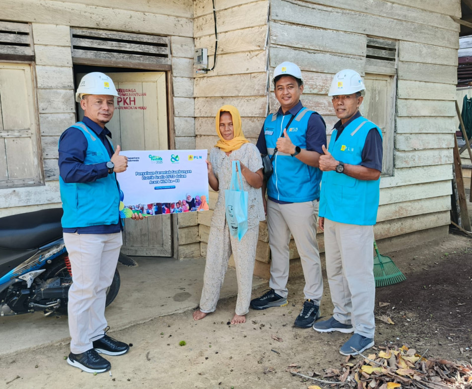 PLN UP3 Bangkinang Terangi 10 Rumah Keluarga Kurang Mampu Lewat Program Light Up The Dream