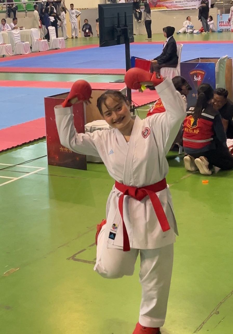 Nurul Fadillah Guru SMAN 1 Bangkinang Kota Sumbang Dua Emas untuk Kontingen Polres Kampar di Kejuaraan Karate Piala Kapolda Riau 2025