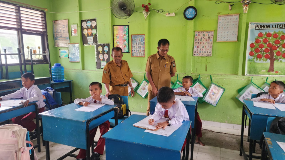 Pastikan Ujian Berjalan Lancar, Plt Kadisdikpora Kampar Lakukan Kunjungan ke UPT SDN 007 Pulau Lawas