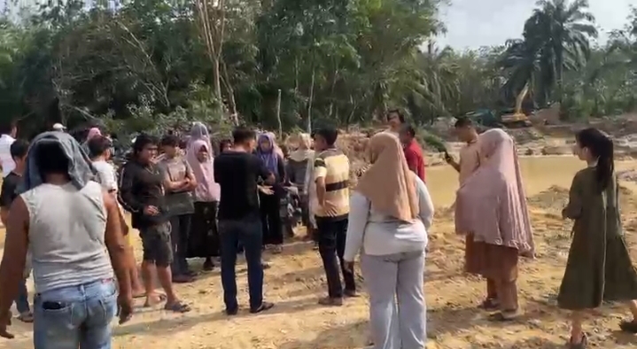 Kecewa Sikap Perangkat Desa, Warga Sungai Jalau Gelar Aksi Demo di Galian C PT KKU