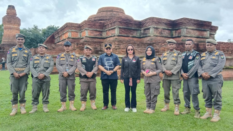 Plt Kasatpol PP Kampar Sambut Kunjungan Staf Khusus Presiden di Candi Muara Takus