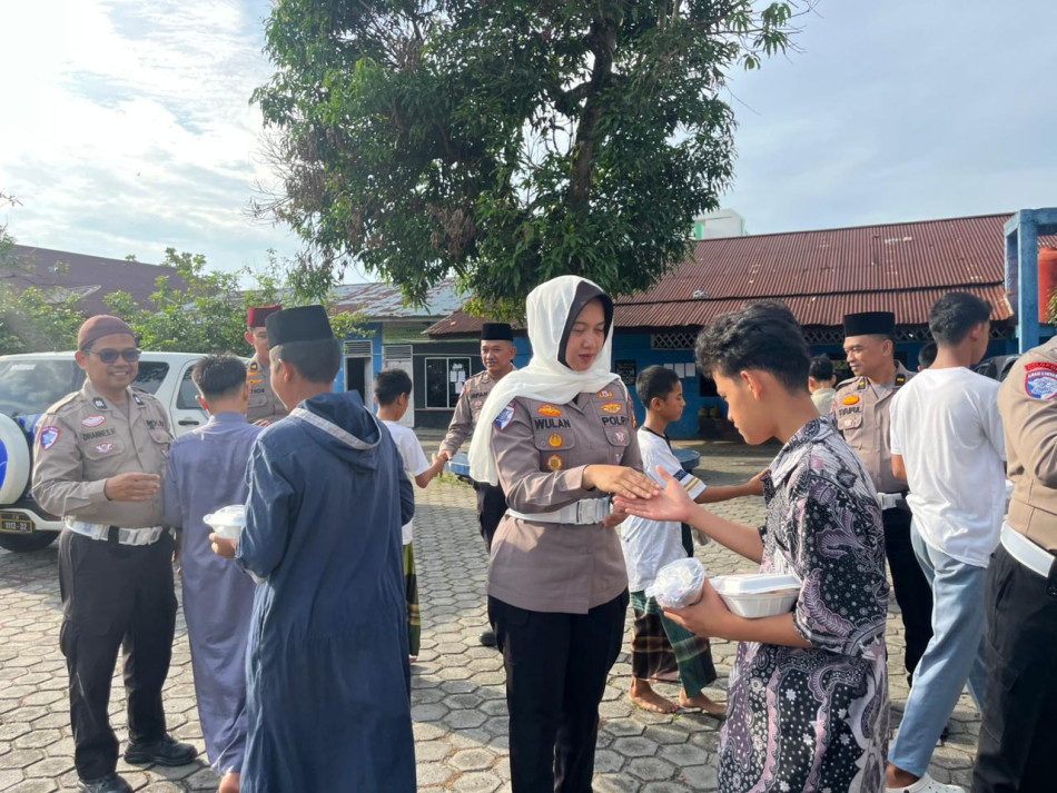 Satlantas Polres Kampar Berbagi Takjil dengan Anak Yatim di Bulan Ramadhan