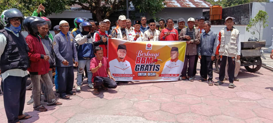 11 Tahun Konsisten, Fahmil dan Syahrul Aidi Bagikan BBM Gratis untuk Pengemudi Becak Bangkinang