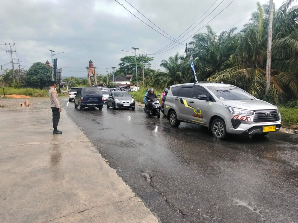 Arus Mudik Padat, Personel Posyan KM 100 Batu Bersurat Sigap Atur Lalu Lintas