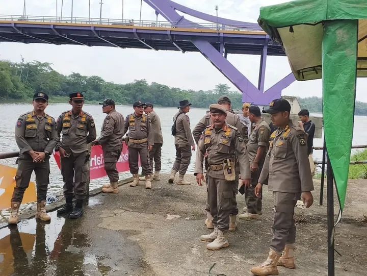 Satpol PP Kampar Kawal Ketat Lomba Pacu Sampan HUT ke-76, Srigala Muda Siak Hulu Juara