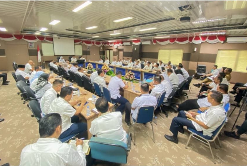 Bupati Kampar Pimpin Rapat Staf, Tekankan Sinergi dan Peningkatan Kinerja