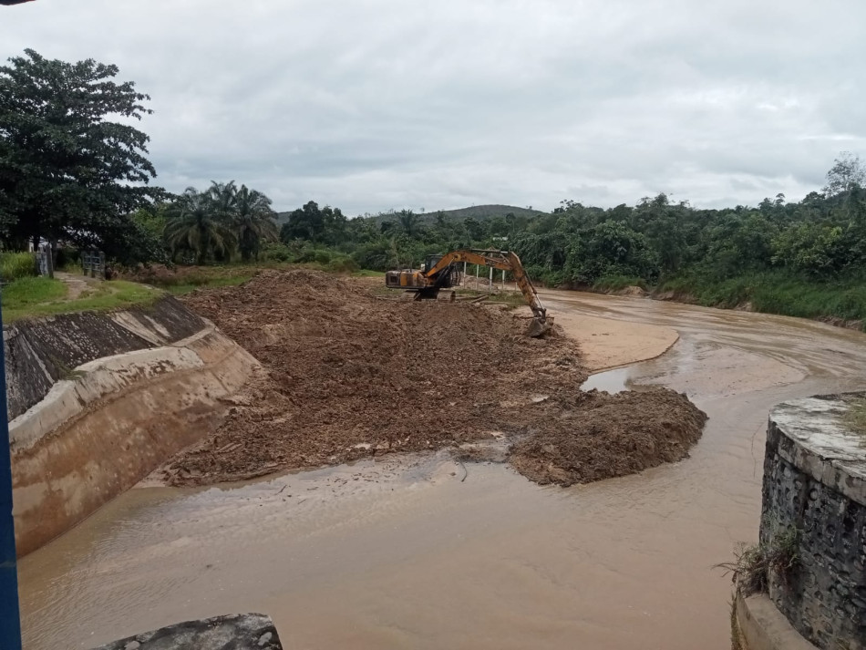 Pemkab Rohul Keruk Sedimen Bendung Sei Palis, Dukung Ketahanan Pangan dan Pertanian Warga