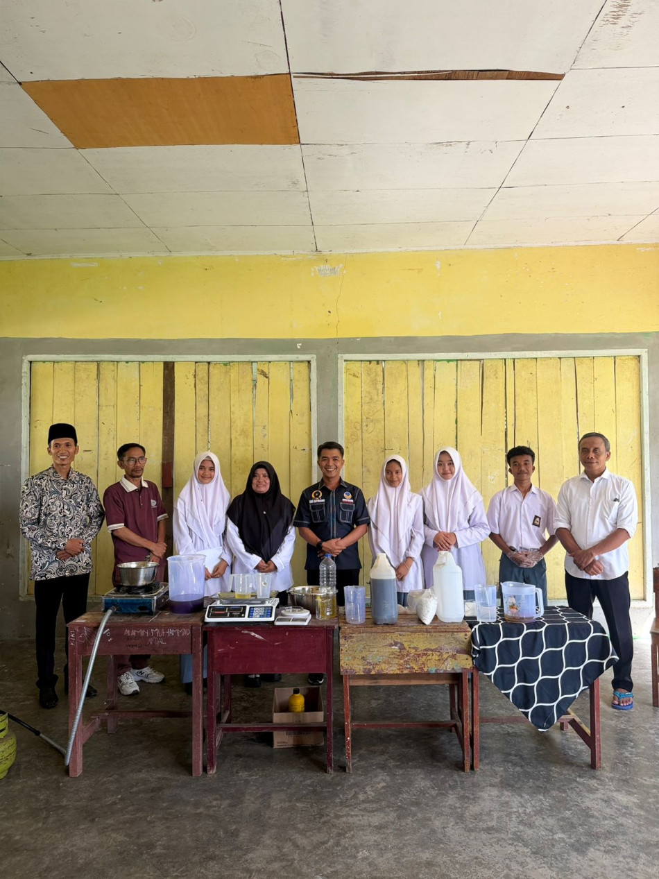 Eko Sutrisno Apresiasi Inovasi Biodiesel Siswa MAN 5 Kampar dari Minyak Jelantah
