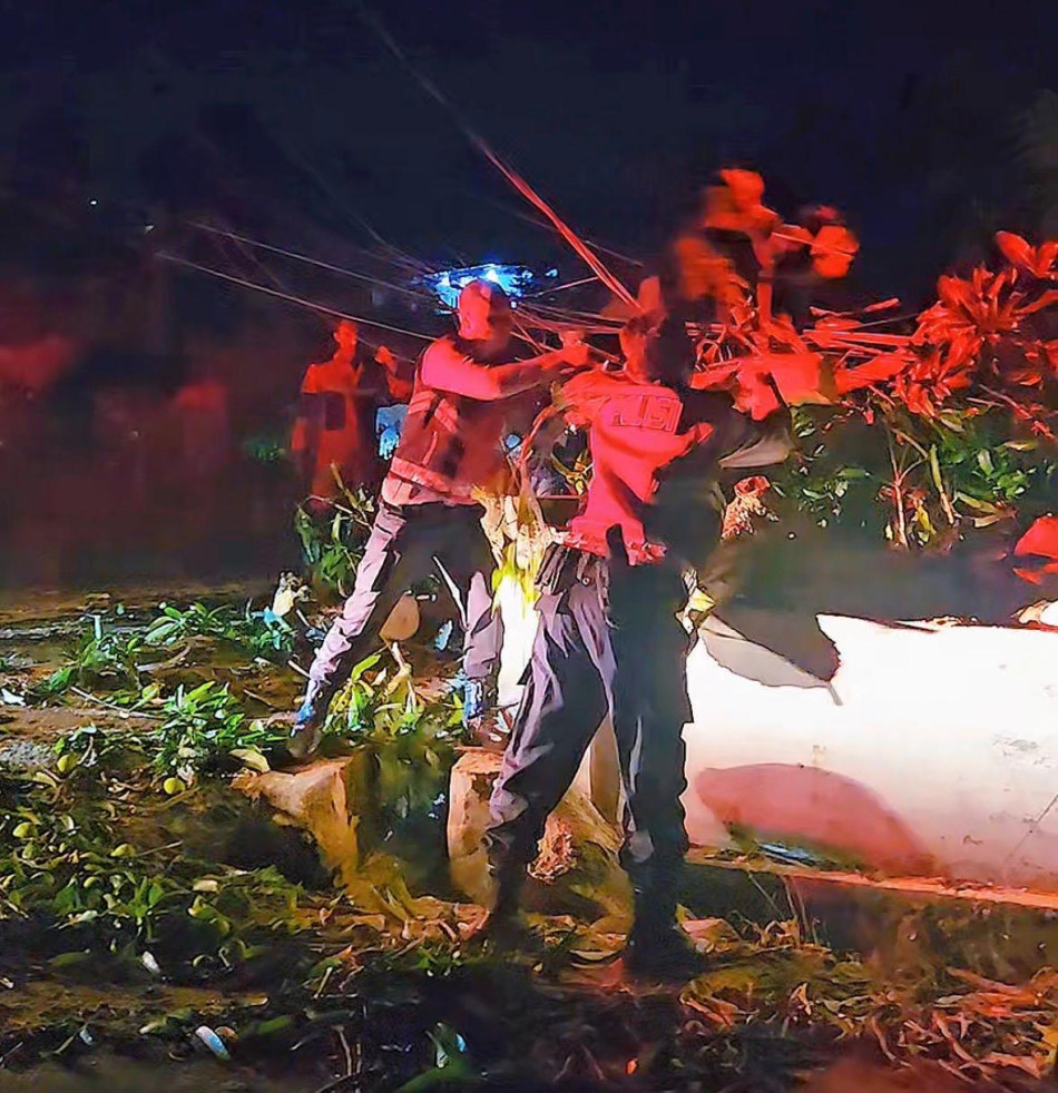 Sigap Tangani Pohon Tumbang, Samapta Polres Karimun Pastikan Akses Jalan Kembali Normal