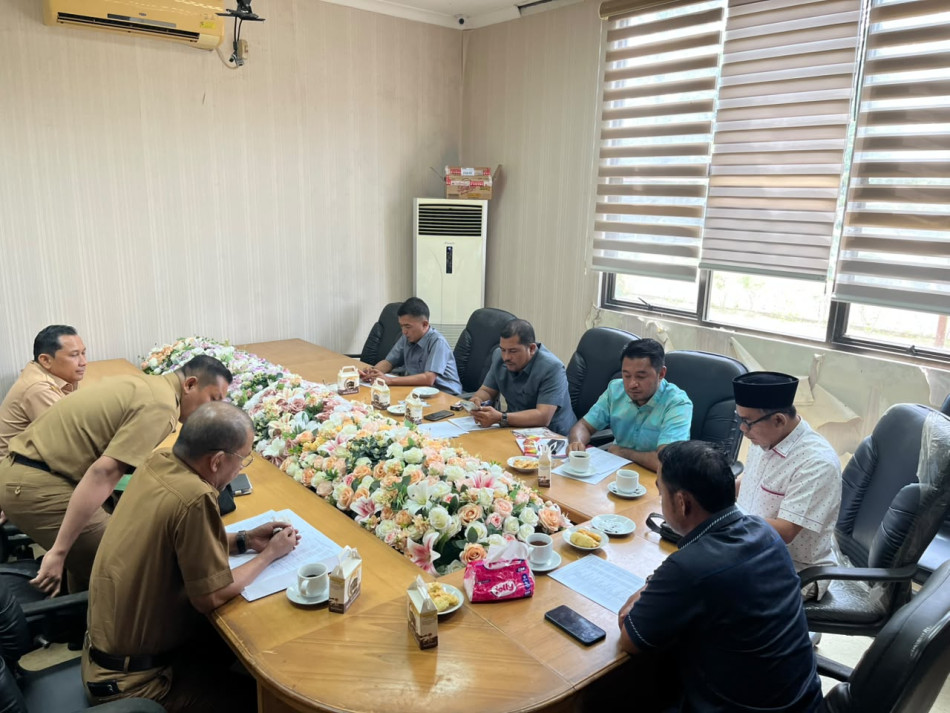 Plt Sekretaris DPMPTSP Kampar Bungkam dan Tinggalkan Wartawan Usai RDP, DPRD Soroti Rendahnya PAD