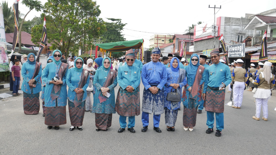 Bupati Bistamam Pimpin Kafilah Rohil Meriahkan Pawai Ta'aruf MTQ XLIV Provinsi Riau di Kuansing