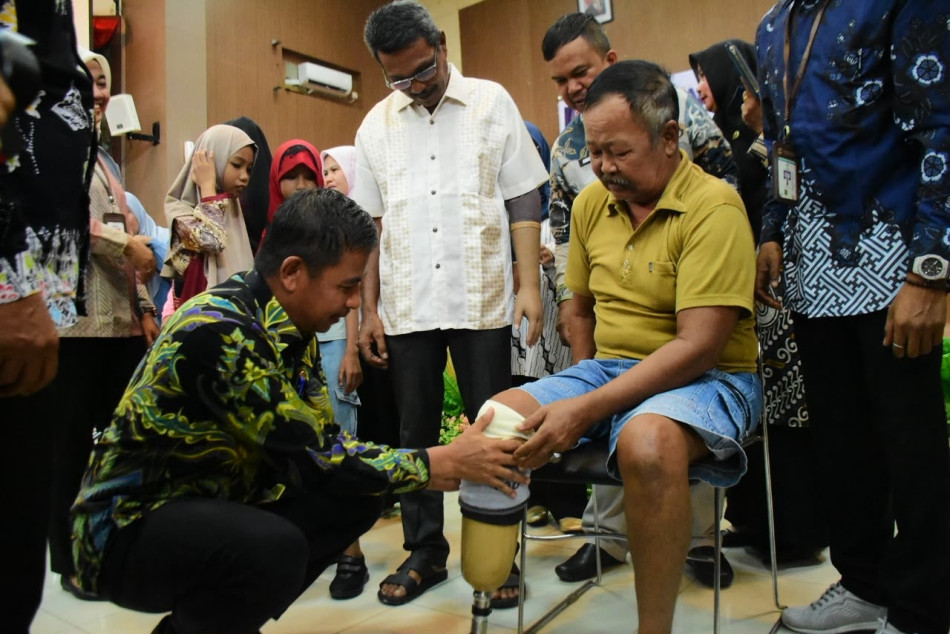 Bupati Kampar Serahkan Bantuan ATENSI dan Alat Bantu Disabilitas kepada 134 Penerima Manfaat